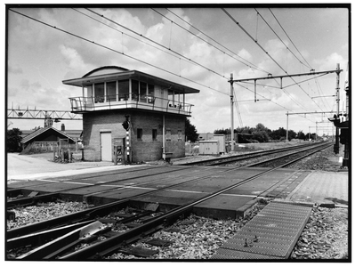 837550 Gezicht op het seinhuis annex brugwachterspost aan de Nieuwe Wetering op het emplacement van het voormalige ...